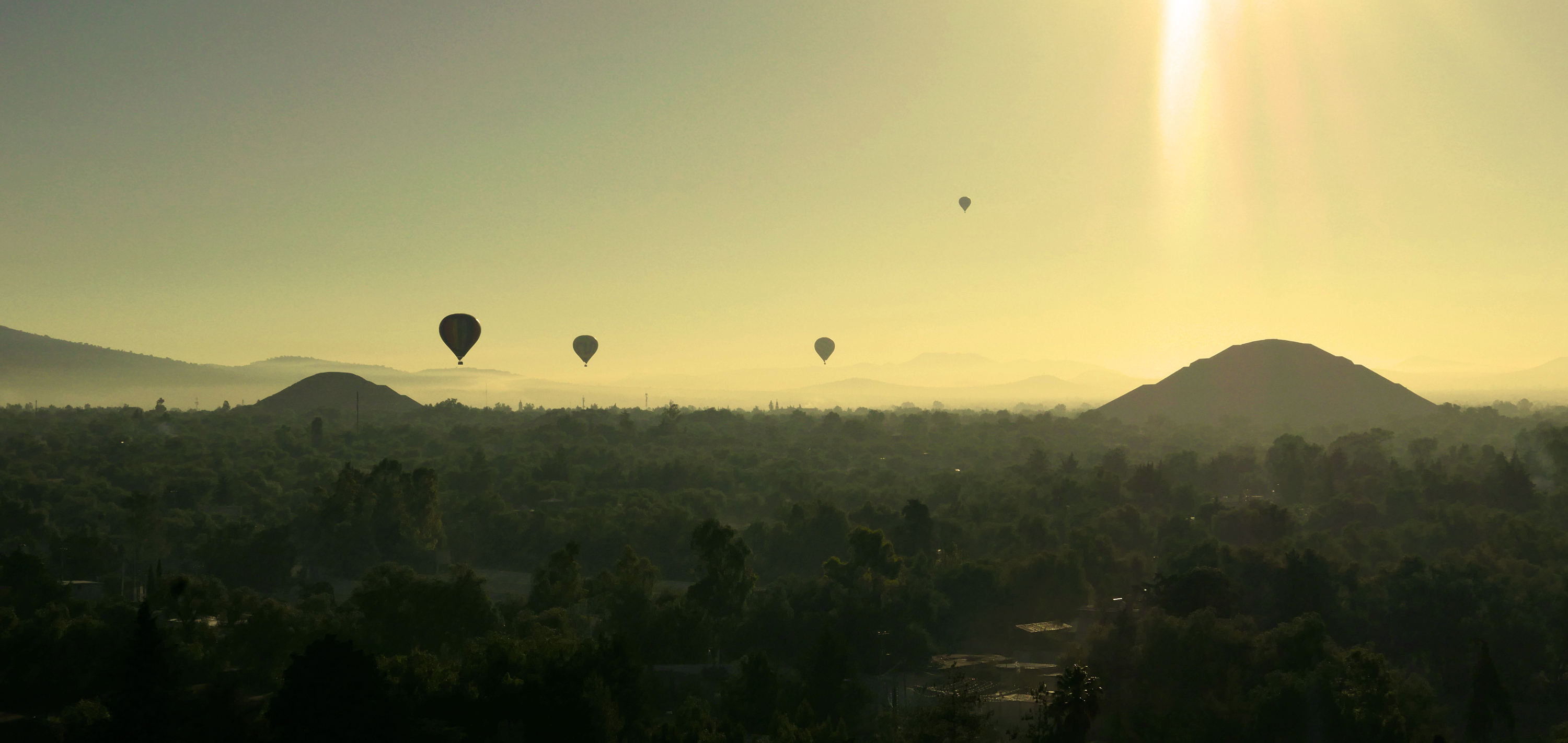 balloon over teotihuacan pyramids