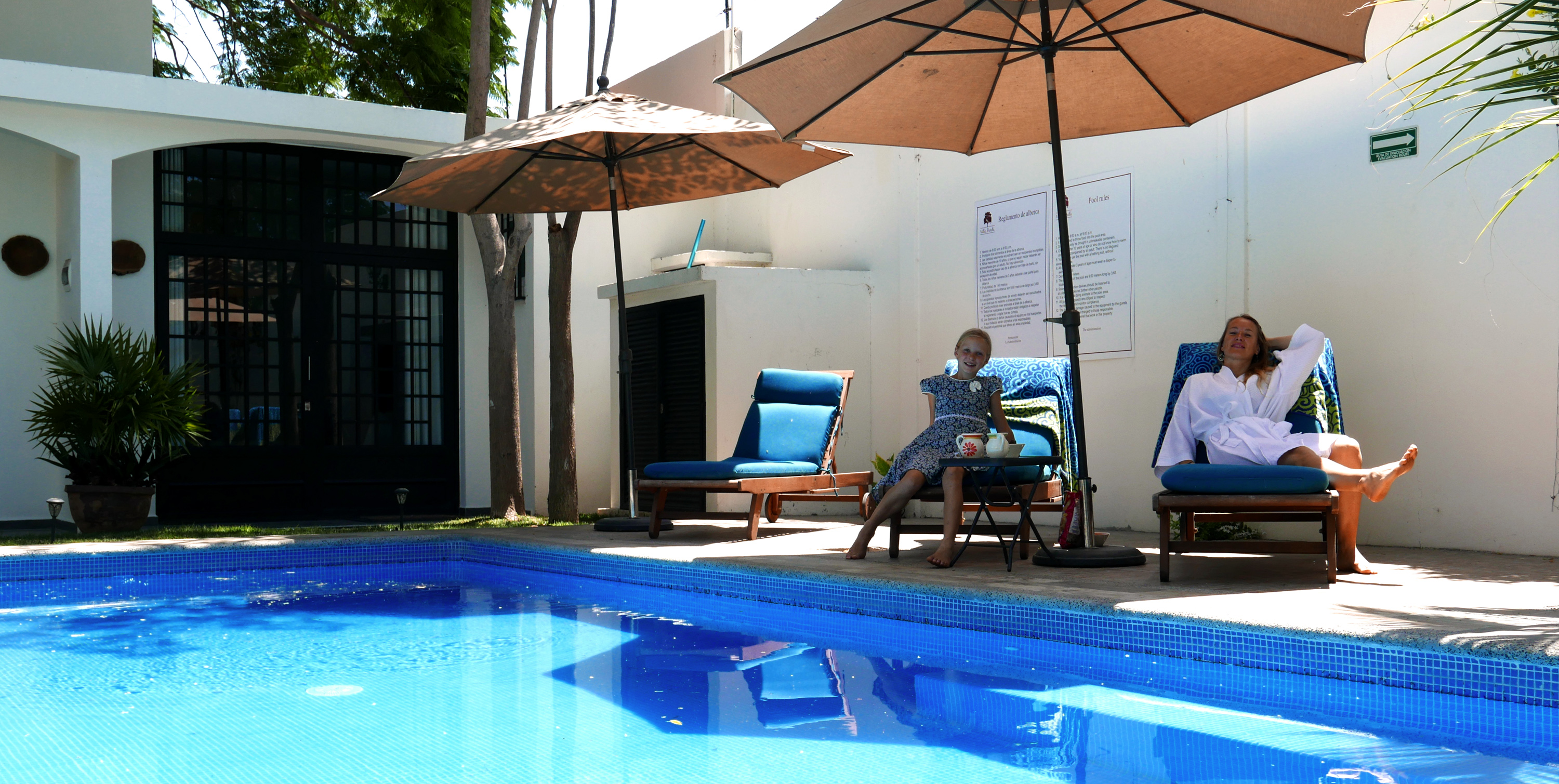 villas parota relaxed at pool
